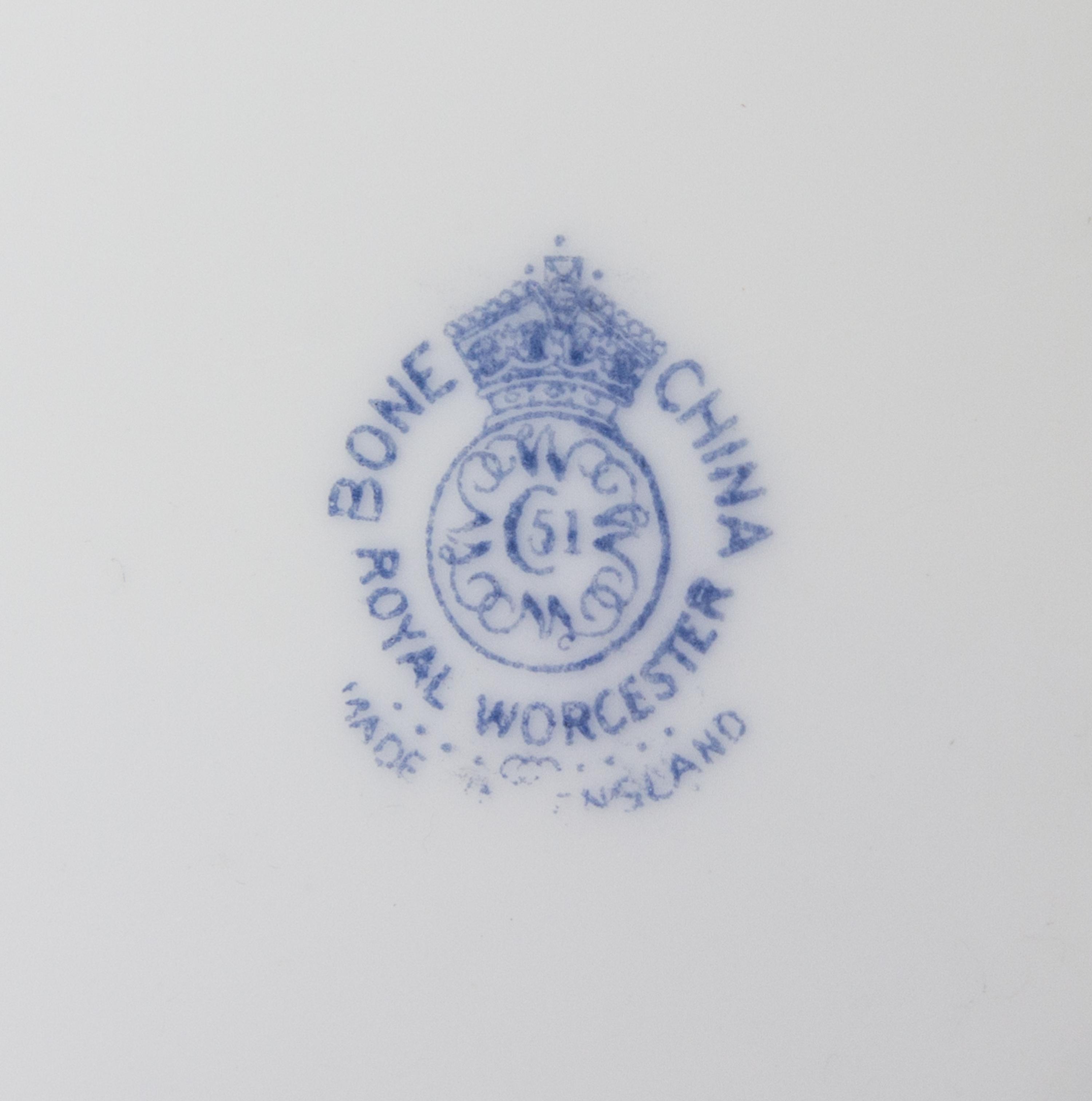 A Set of Seventeen Worcester Porcelain Dinner Plates Diameter 10 5/8 inches. — FIRST HALF 20TH CENTURY