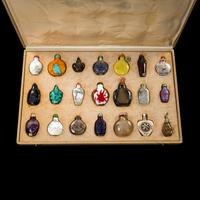 Twenty-One Chinese Snuff Bottles, 19th-Early 20th Century — 晚清-民國 各式鼻烟壺一組二十一只