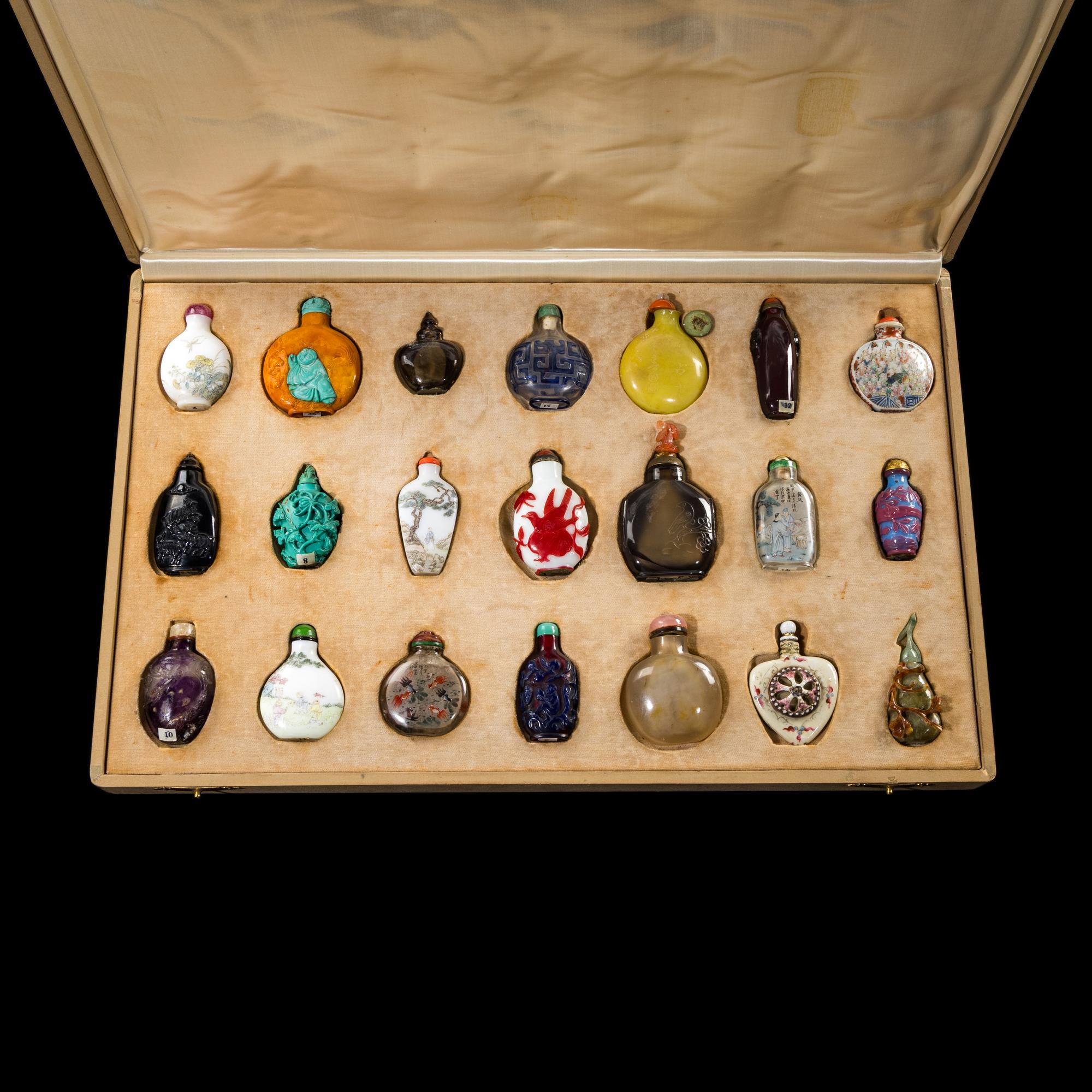 Twenty-One Chinese Snuff Bottles, 19th-Early 20th Century — 晚清-民國 各式鼻烟壺一組二十一只