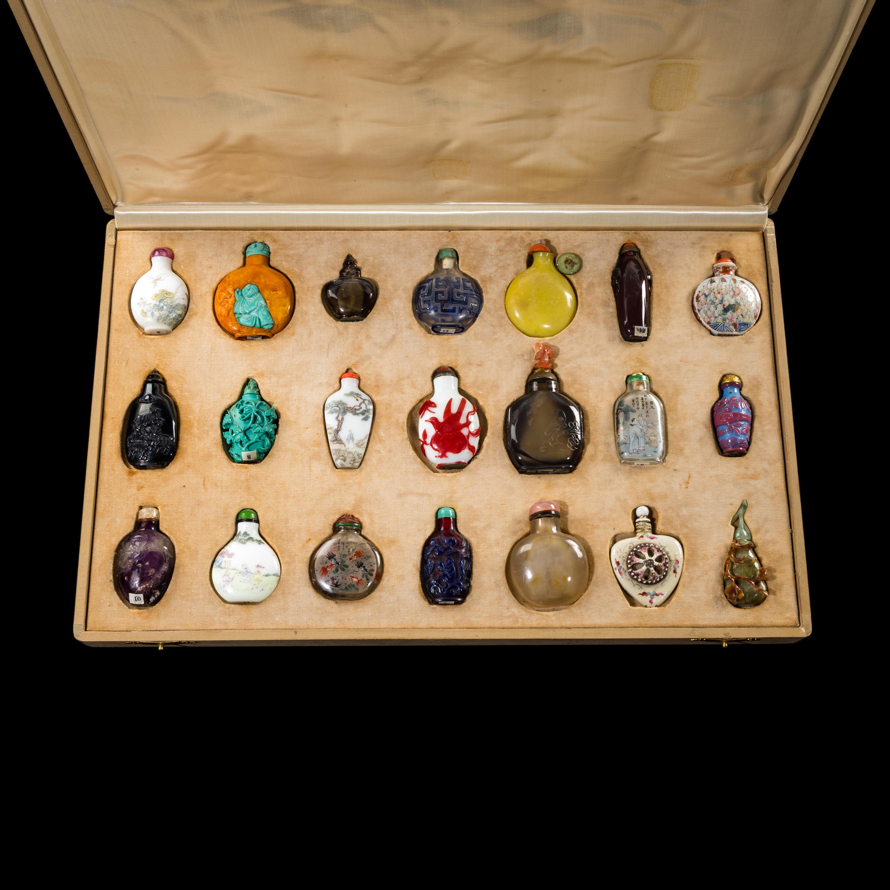 Twenty-One Chinese Snuff Bottles, 19th-Early 20th Century — 晚清-民國 各式鼻烟壺一組二十一只