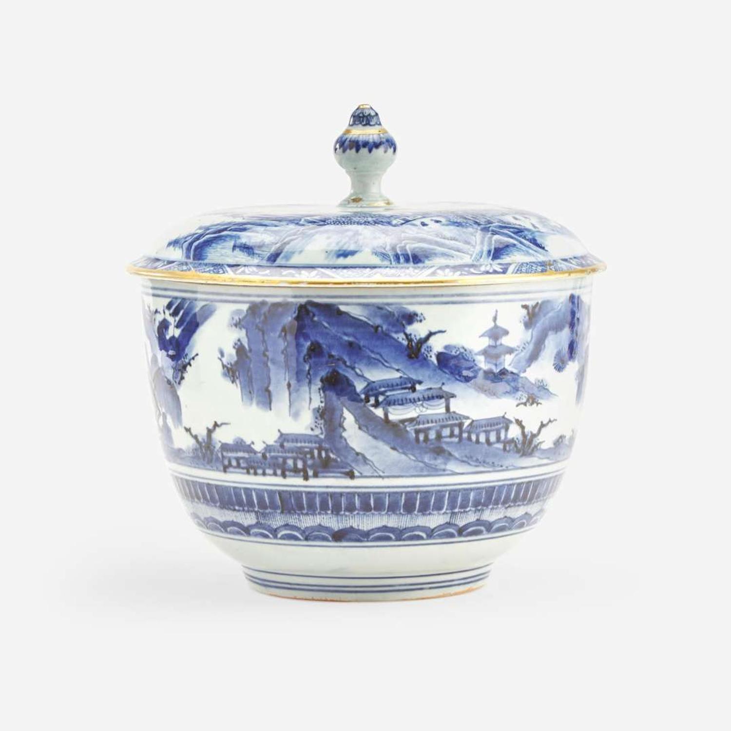 A Large Japanese blue and white porcelain deep bowl with associated cover 日本大罐及盖子 17th/18th century ???????