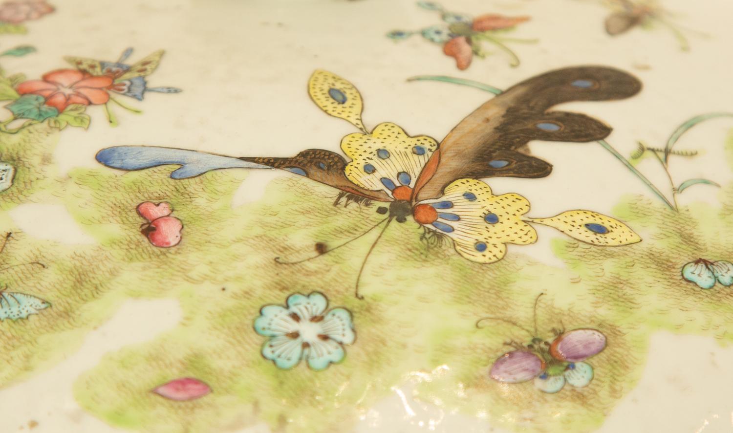 A Chinese Export Porcelain Covered Tureen