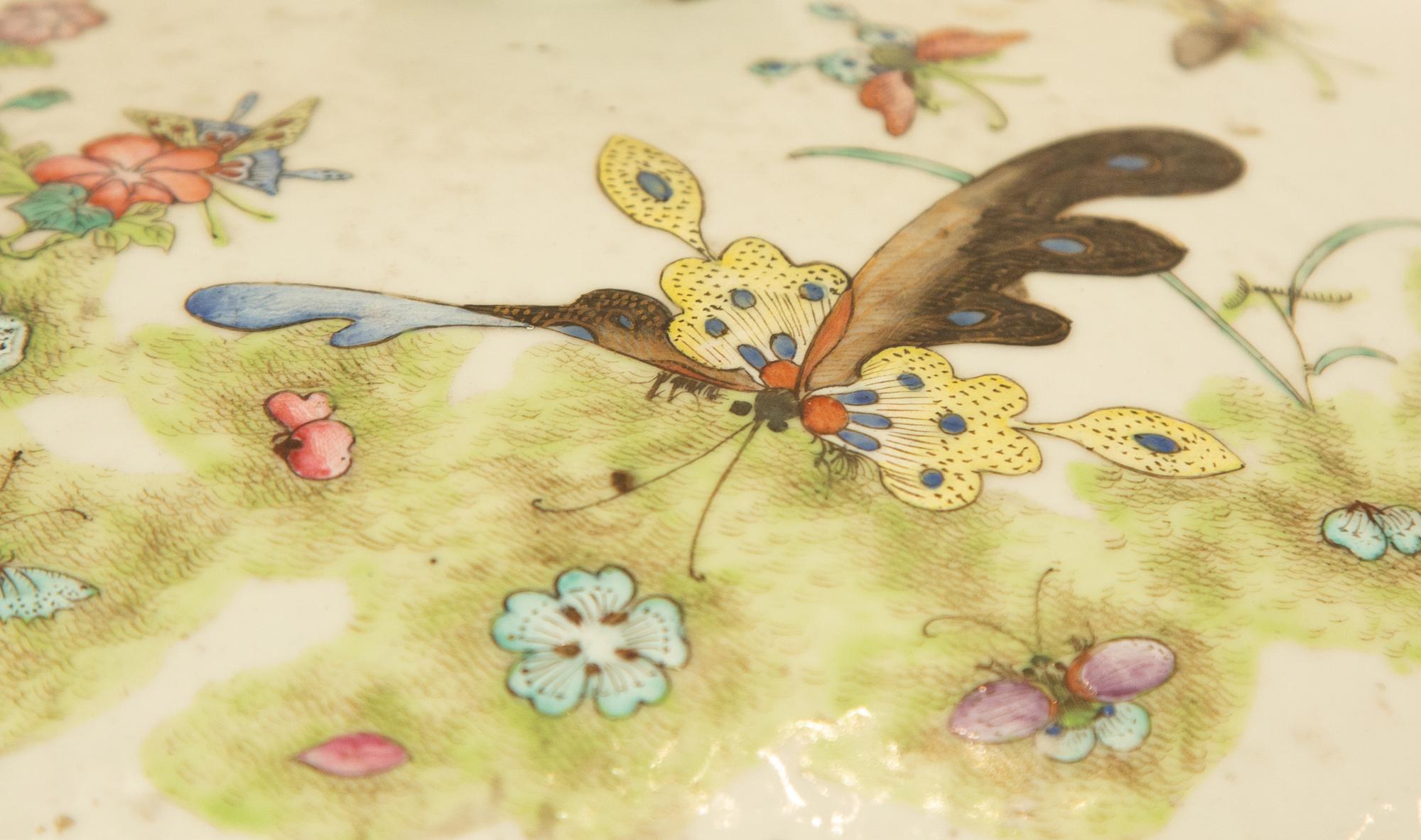 A Chinese Export Porcelain Covered Tureen