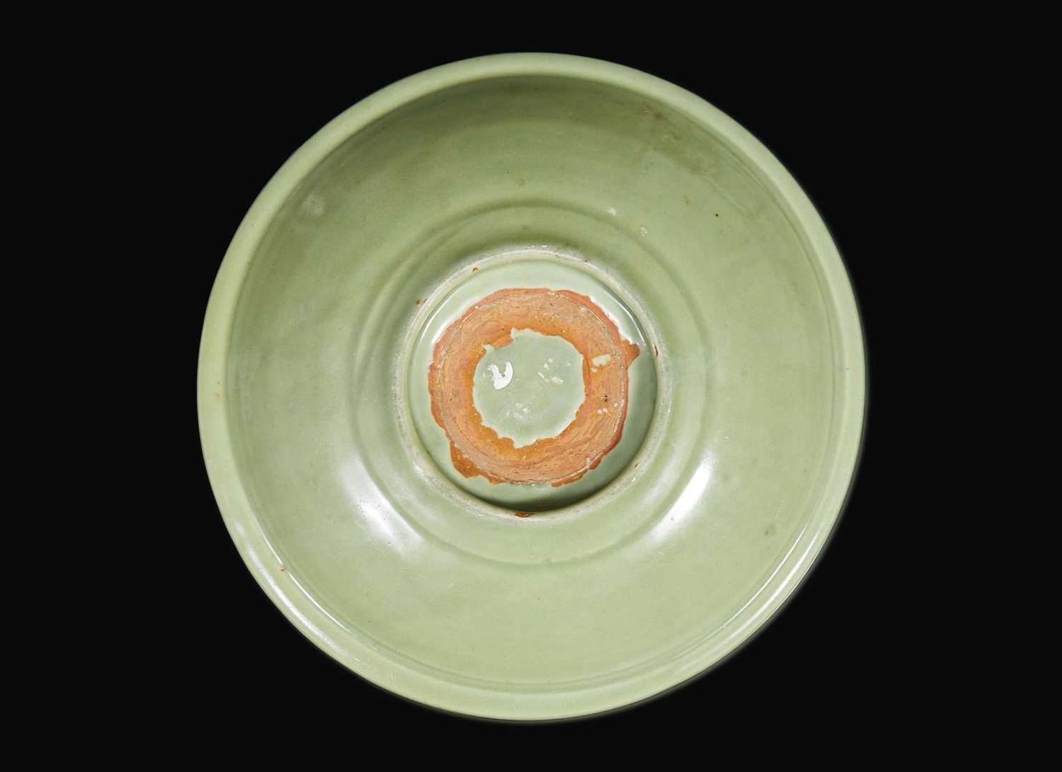 A Chinese Longquan celadon circular dish, Yuan/early Ming dynasty 龍泉青瓷盤 元或明初