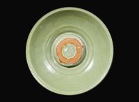 A Chinese Longquan celadon circular dish, Yuan/early Ming dynasty 龍泉青瓷盤 元或明初