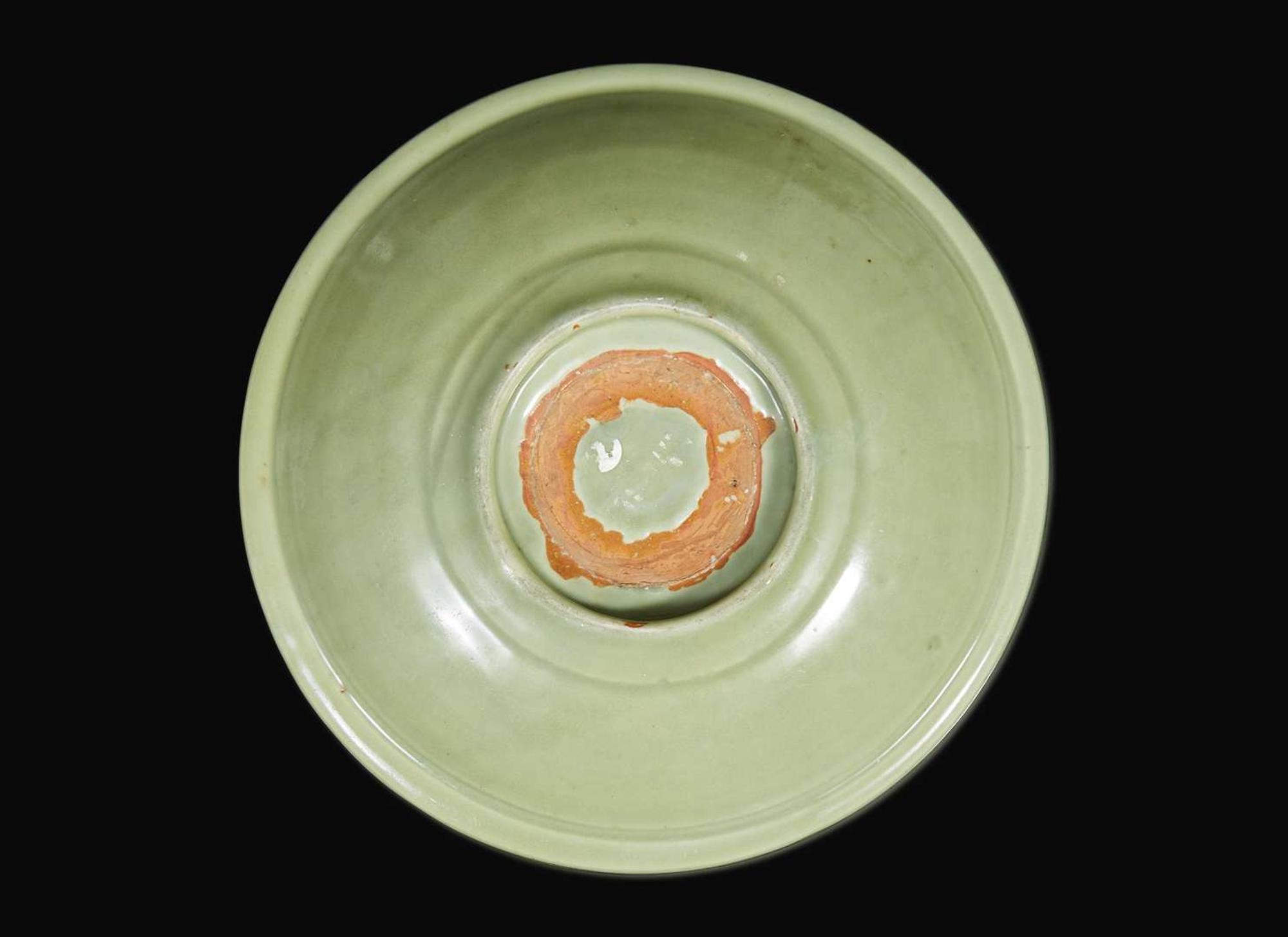 A Chinese Longquan celadon circular dish, Yuan/early Ming dynasty 龍泉青瓷盤 元或明初