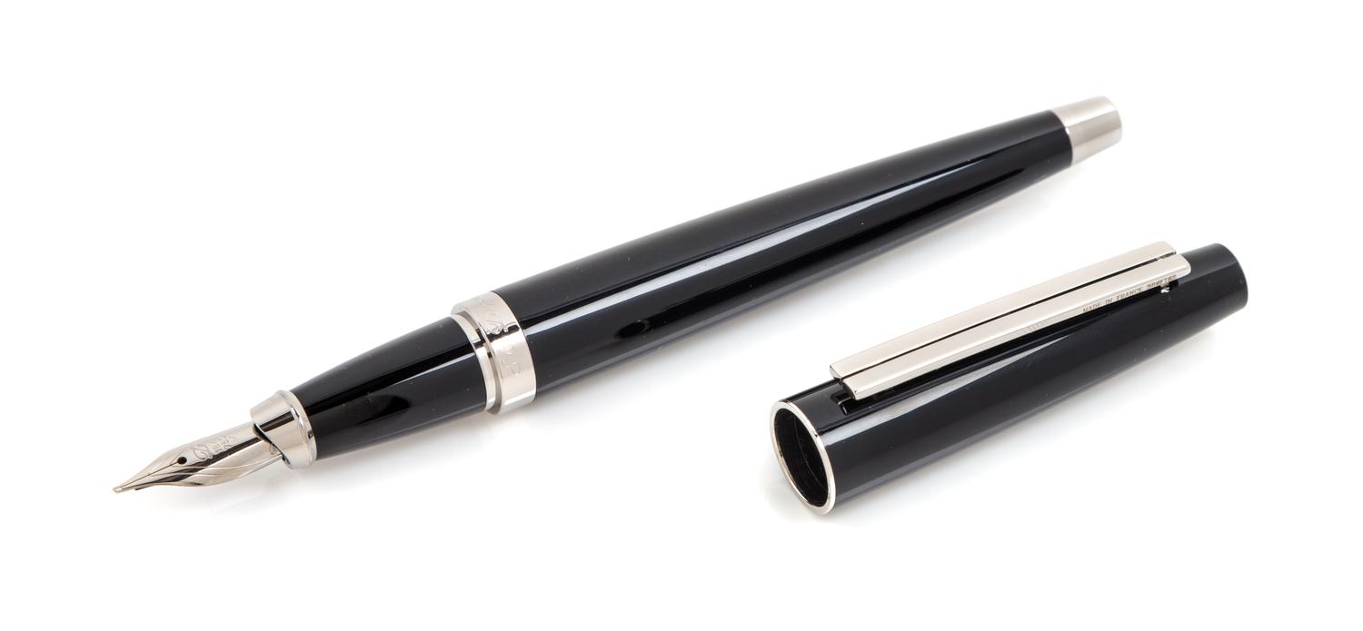 An S.T. Dupont Ellipsis: Composite Noir Fountain Pen