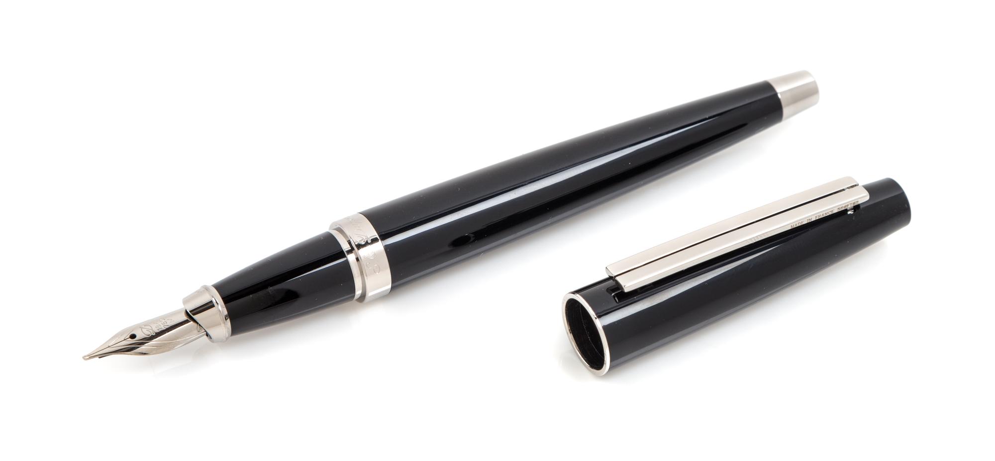 An S.T. Dupont Ellipsis: Composite Noir Fountain Pen