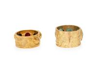 COLLECTION OF MULTIGEM AND HAMMERED GOLD RINGS