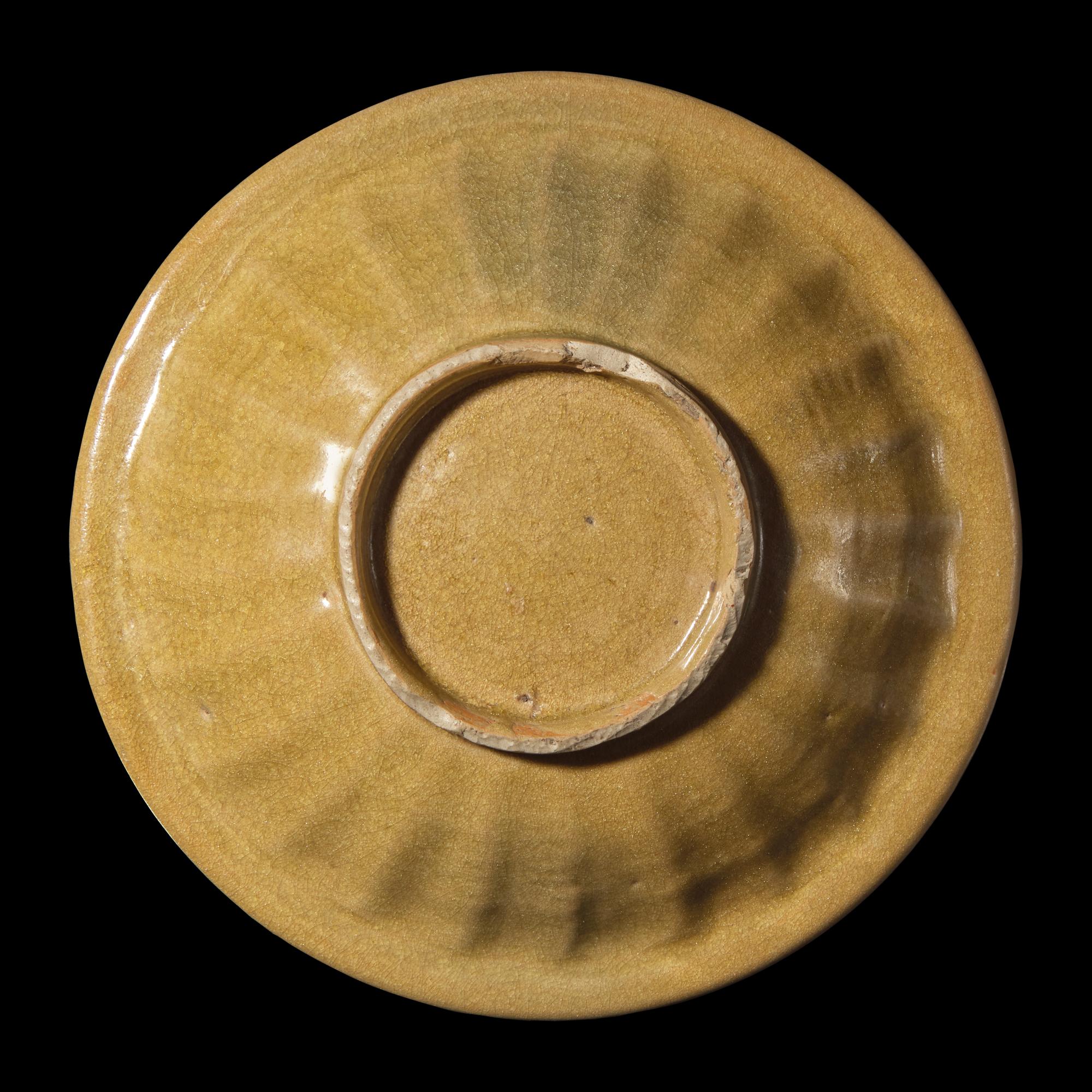 A 'Golden Longquan' or 'Beishoku' Double-Fish Dish, Southern Song to Yuan Dynasty 南宋-元 龍泉窯 米黃釉雙魚洗