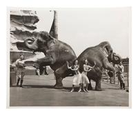 [PHOTOGRAPHY] 19 press photos documenting the 1940 NY World's Fair with additional prints of the era