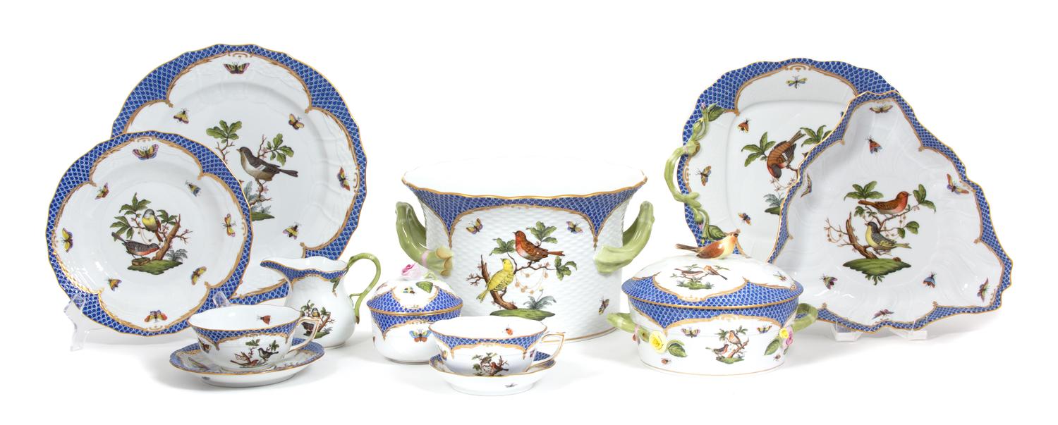 A Herend Porcelain Rothschild Bird (Blue) Dinner Service Diameter of dinner plate 11 inches. — 20TH CENTURY