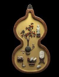 A Pair of Chinese Jade and Hardstone Embellished Yellow Lacquered Wood Gourd-Form Panels 黃漆地嵌寳博古圖葫蘆形挂屏一對