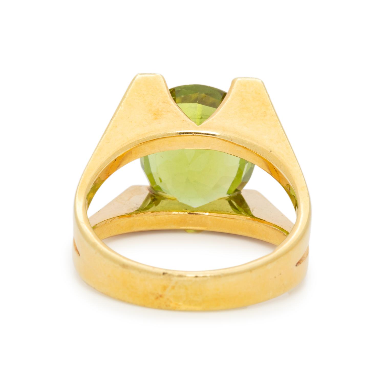 YELLOW GOLD AND PERIDOT RING