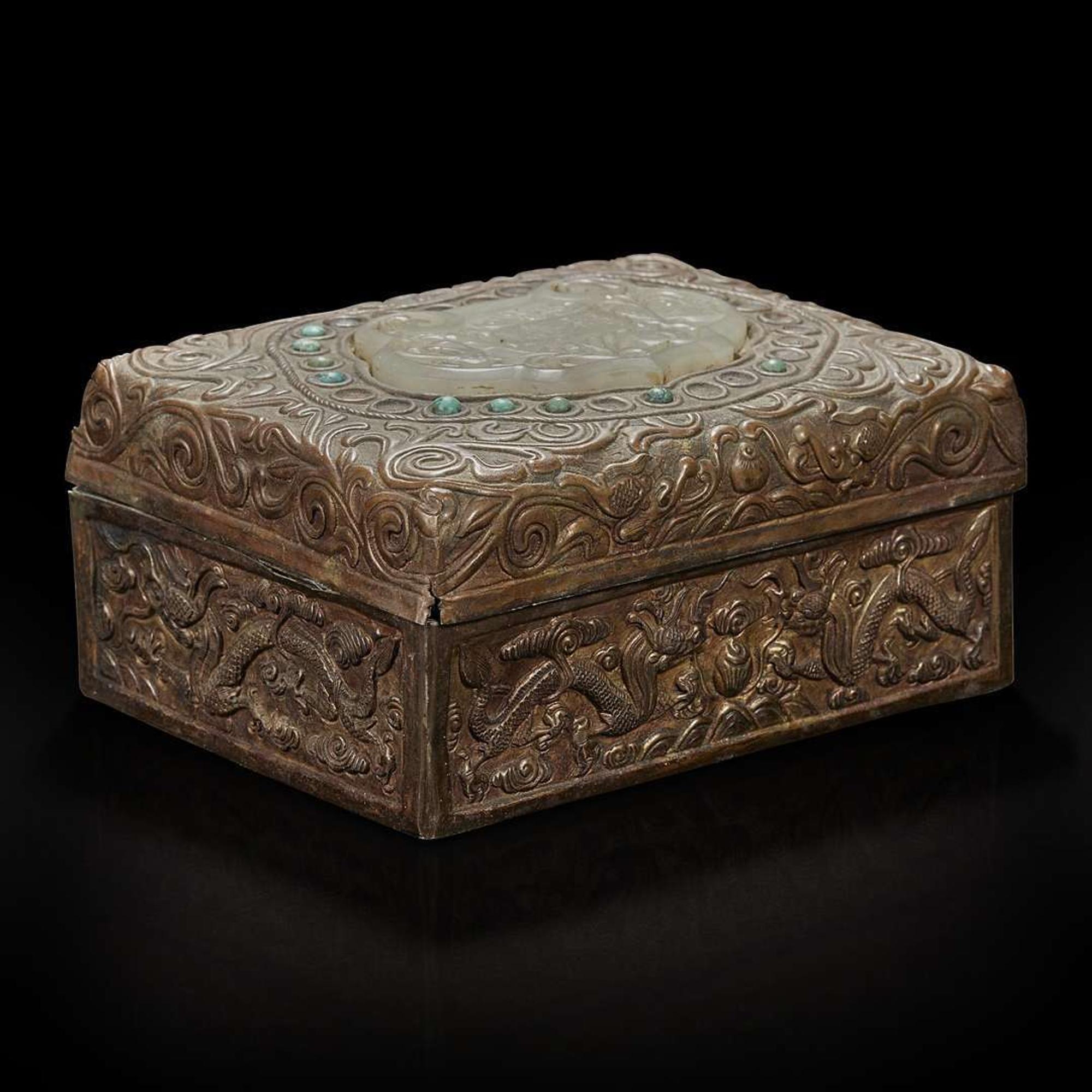 A Chinese white jade-mounted brass repousse box 嵌玉浮雕铜盒 The jade Qing dynasty ?????