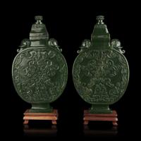 A Pair of Chinese Spinach Jade Moon Flasks and Covers, 20th Century 近代 碧玉抱月瓶一對
