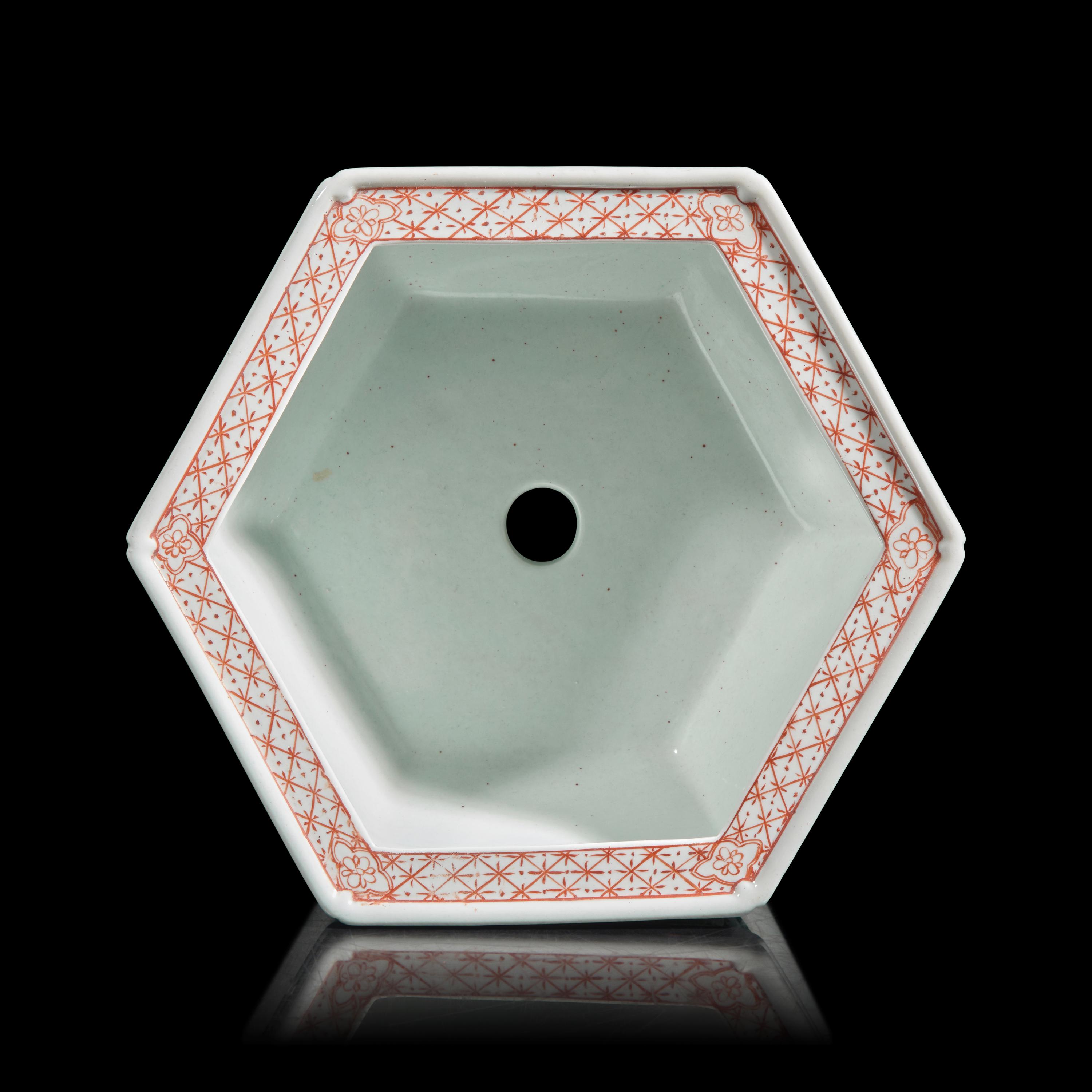 A Chinese Famille Verte Hexagonal "Deer" Jardinière, 20th Century — 近代 五彩松鹿圖六方盆