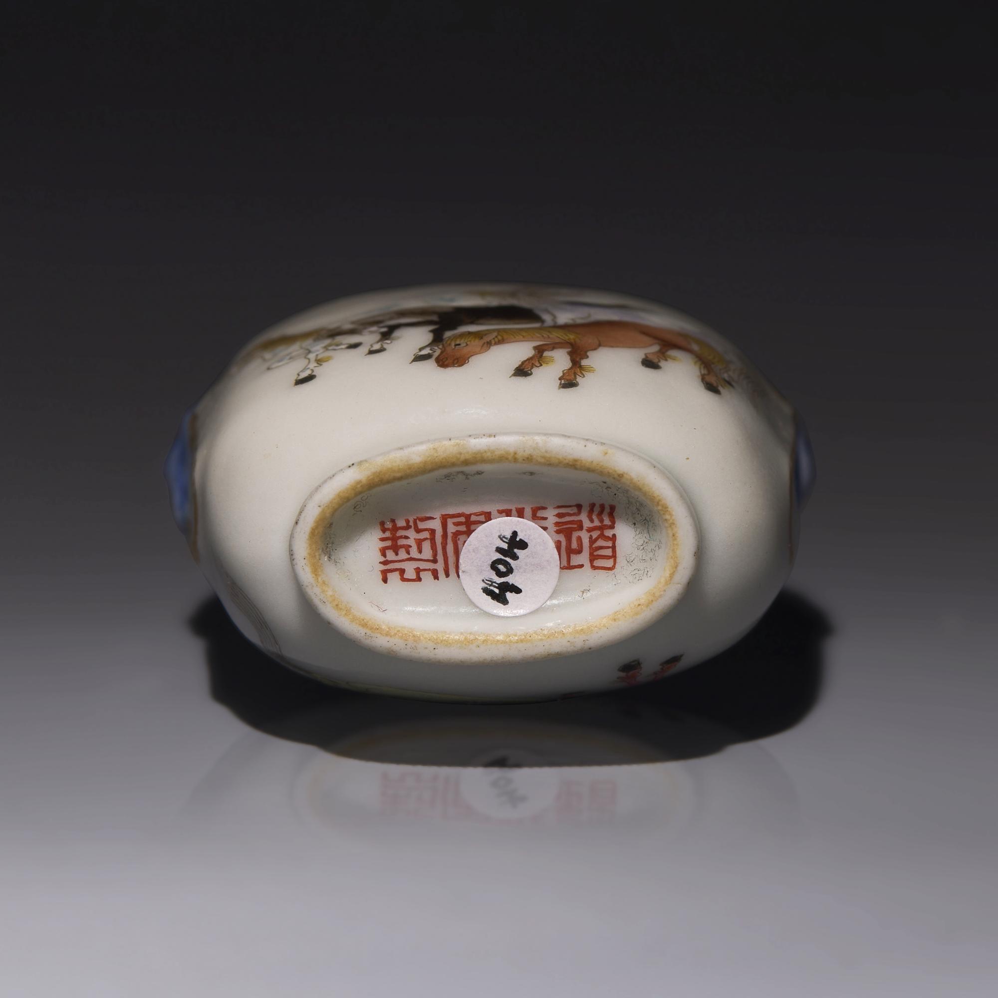 A Chinese Enameled Porcelain "Eight Horses of Mu Wang" Snuff Bottle, Qing Dynasty, Daoguang Mark and of the Period — 1821-1850年 粉彩穆王八駿圖鼻煙壺