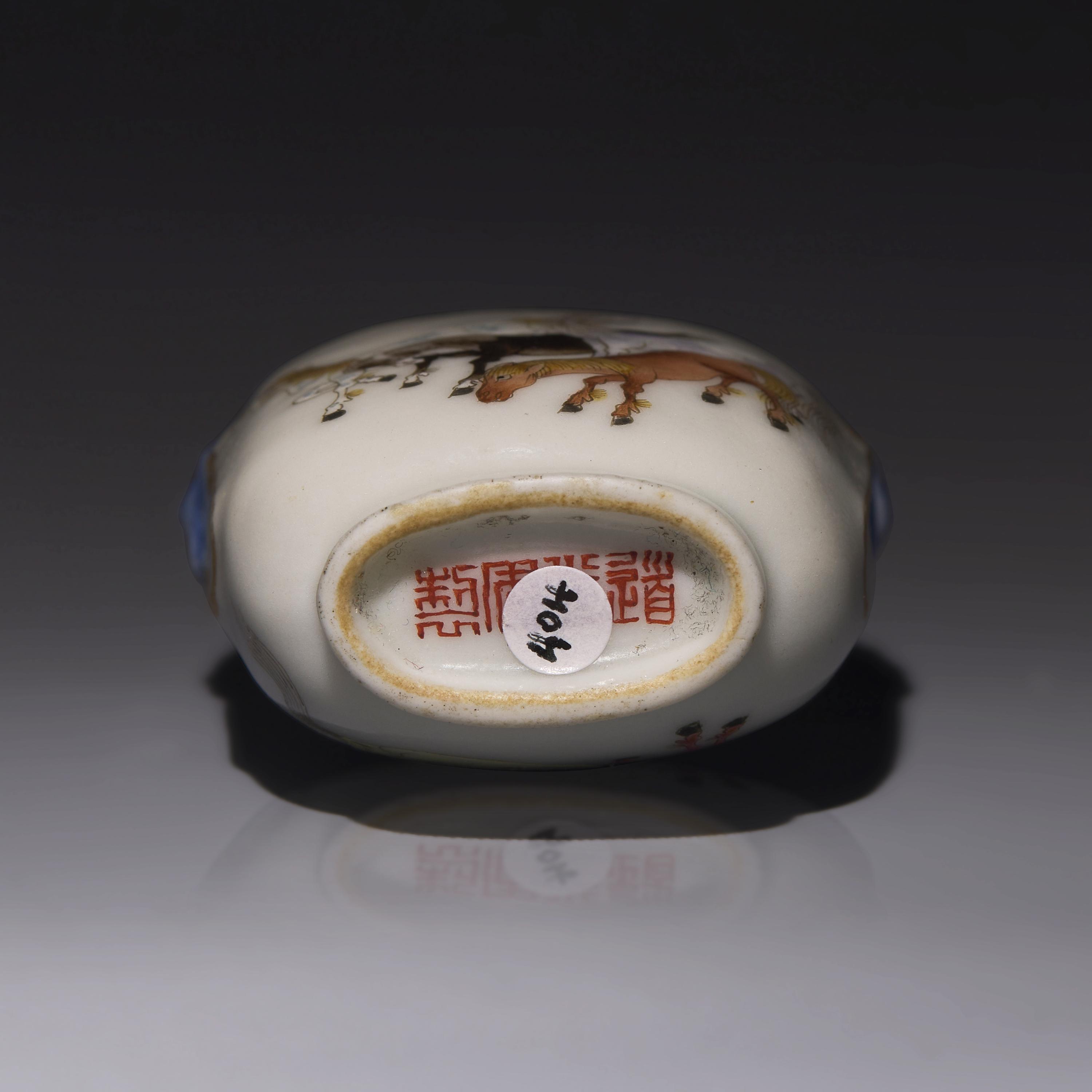 A Chinese Enameled Porcelain "Eight Horses of Mu Wang" Snuff Bottle, Qing Dynasty, Daoguang Mark and of the Period — 1821-1850年 粉彩穆王八駿圖鼻煙壺