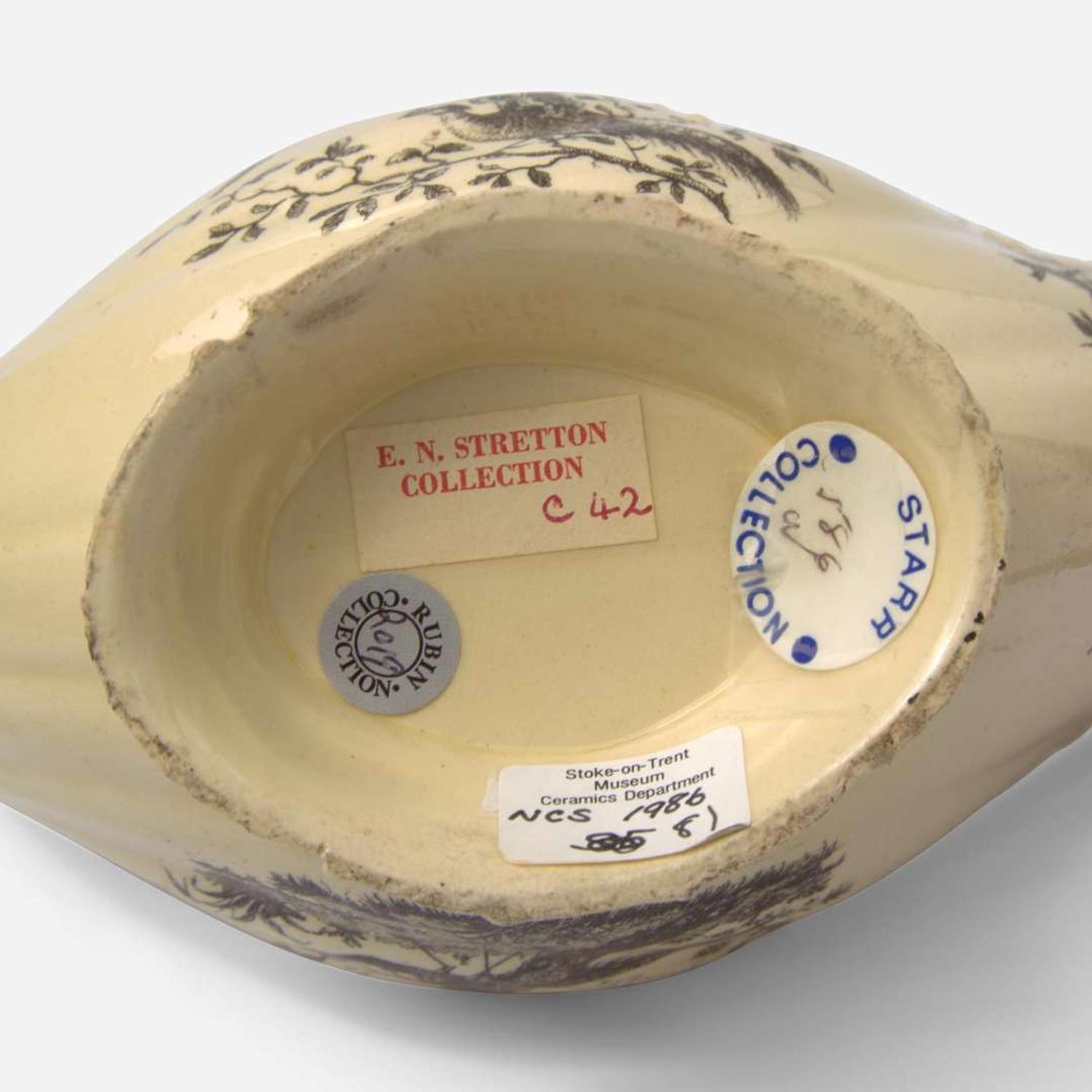 A Wedgwood "Exotic Birds" Decorated Queensware Sauce Boat UK, circa 1770