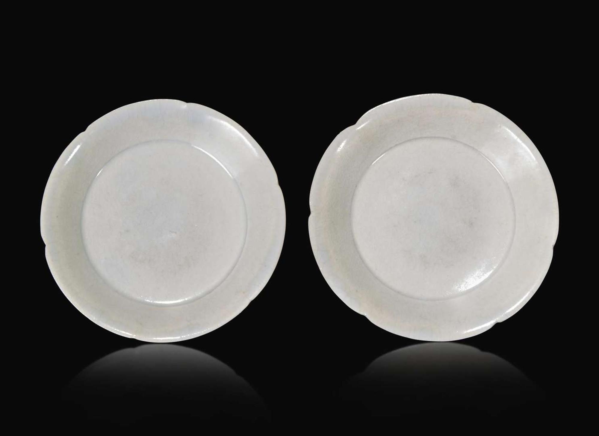 A pair of small Chinese Qingbai floriform dishes, Song dynasty 影青葵口小盤一對 宋