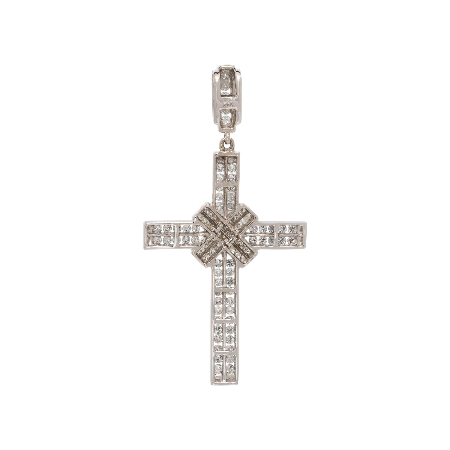 WHITE GOLD AND DIAMOND CROSS PENDANT