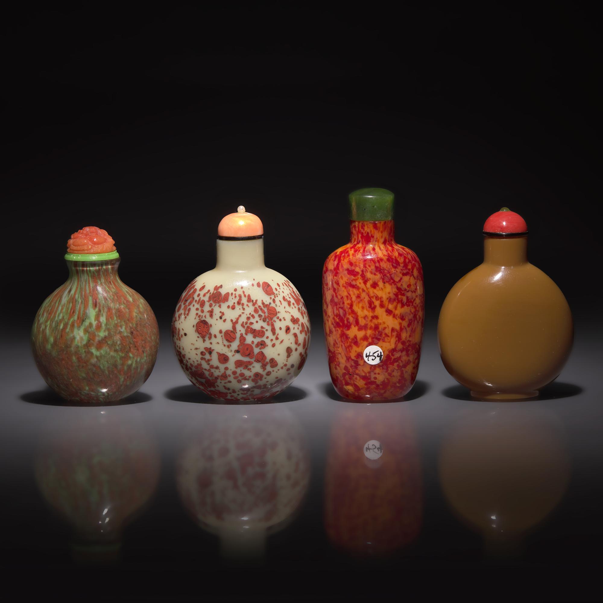 Four Chinese Glass Snuff Bottles, 18th-19th Century — 清中期 料器鼻烟壺四支