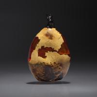 A Chinese Carved Amber Snuff Bottle, Qing Dynasty, Circa 1750-1850 — 1750-1850年 琥珀隨形鼻煙壺