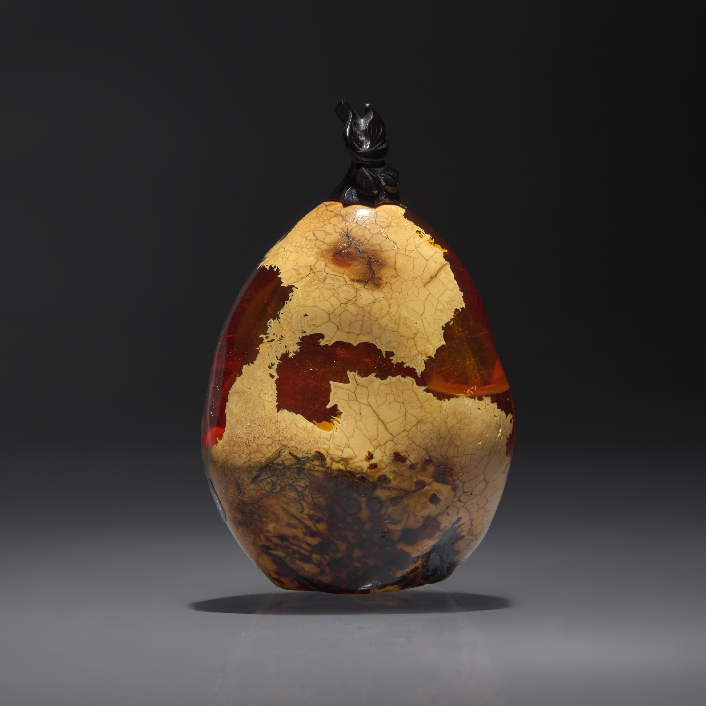 A Chinese Carved Amber Snuff Bottle, Qing Dynasty, Circa 1750-1850 — 1750-1850年 琥珀隨形鼻煙壺