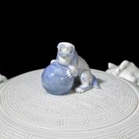 A Japanese Hirado Blue and White Porcelain Globular Jar and Cover, Meiji Period 日本明治時代 平戶燒青花山水圖蓋罐