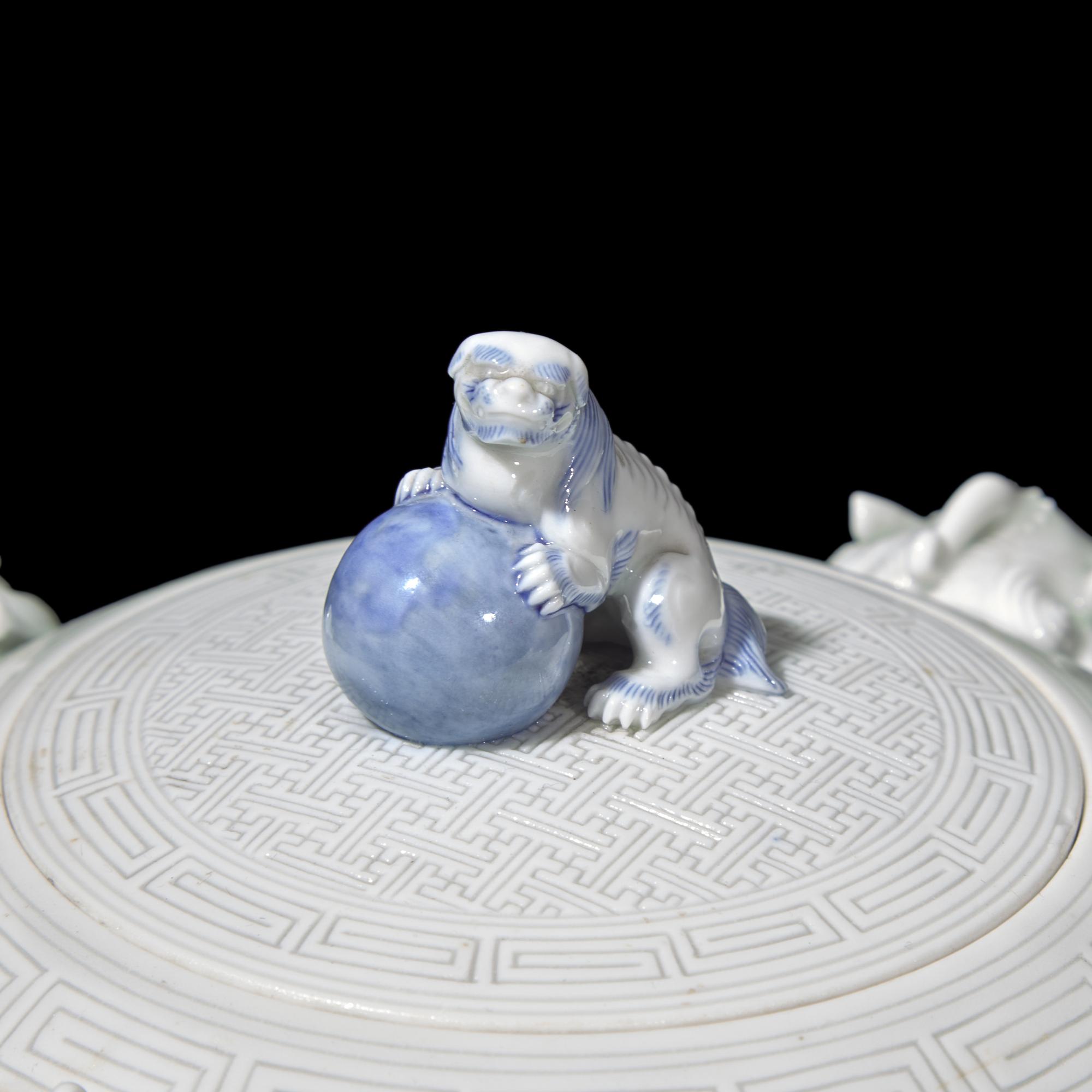 A Japanese Hirado Blue and White Porcelain Globular Jar and Cover, Meiji Period 日本明治時代 平戶燒青花山水圖蓋罐