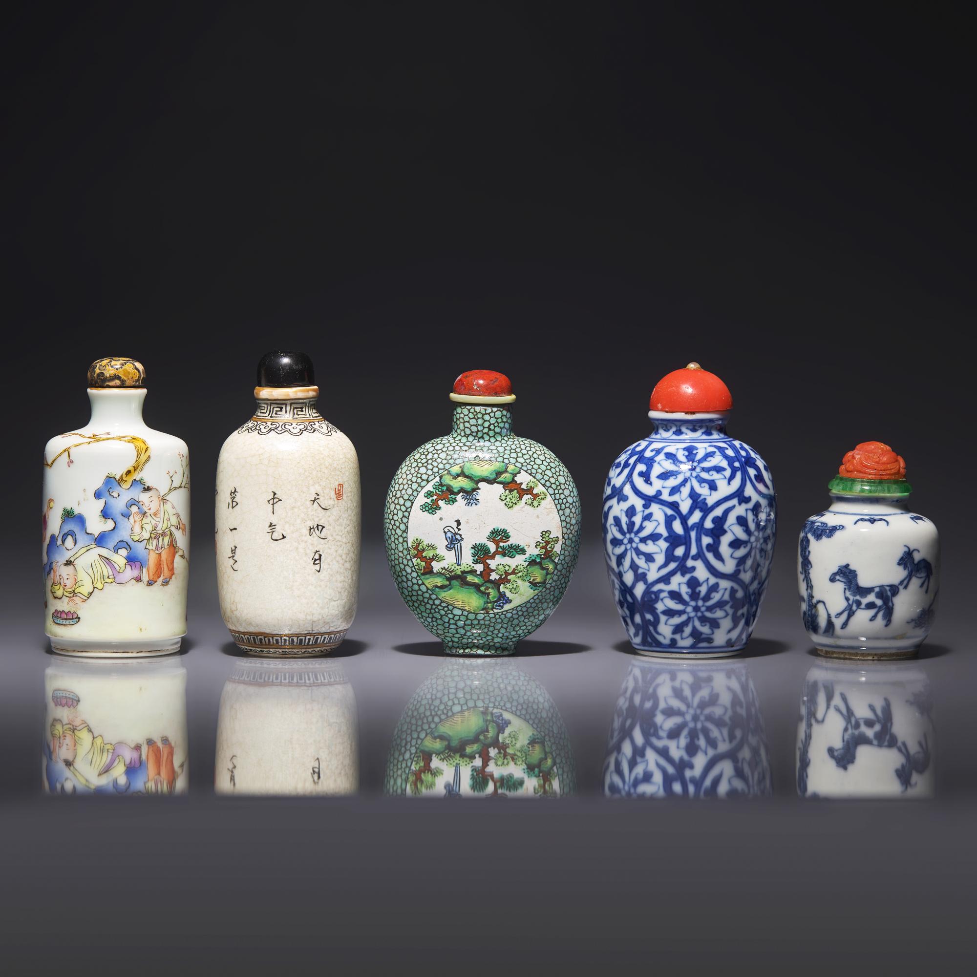 Five Chinese Porcelain and Stoneware Snuff Bottles 瓷鼻烟壺五支