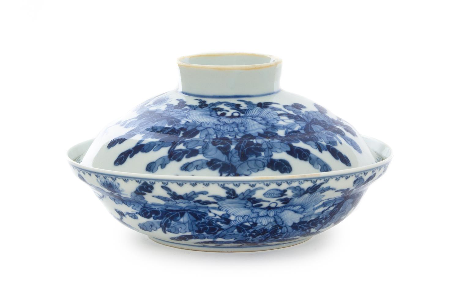 A Large Blue and White Porcelain Covered Bowl Diameter 7 5/8 inches. — GUANGXU PERIOD (1875-1908)