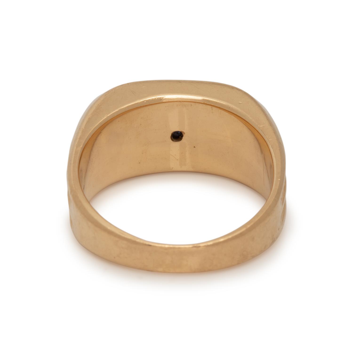 YELLOW GOLD AND TREATED SAPPHIRE RING