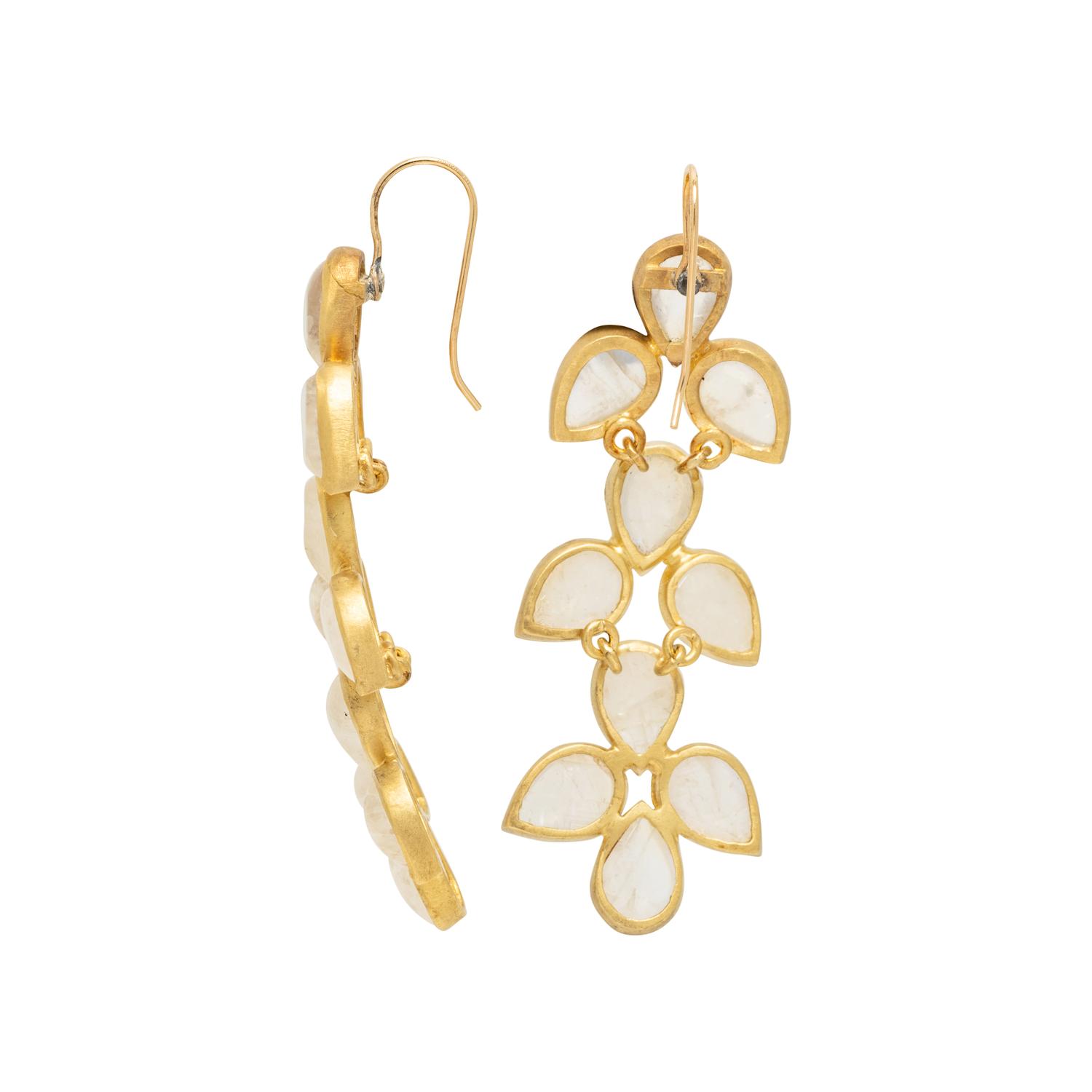 YELLOW GOLD AND MOONSTONE EARRINGS