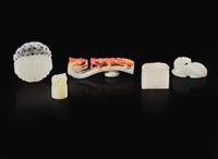 Five Chinese jade and jadeite carvings 玉雕一組五件