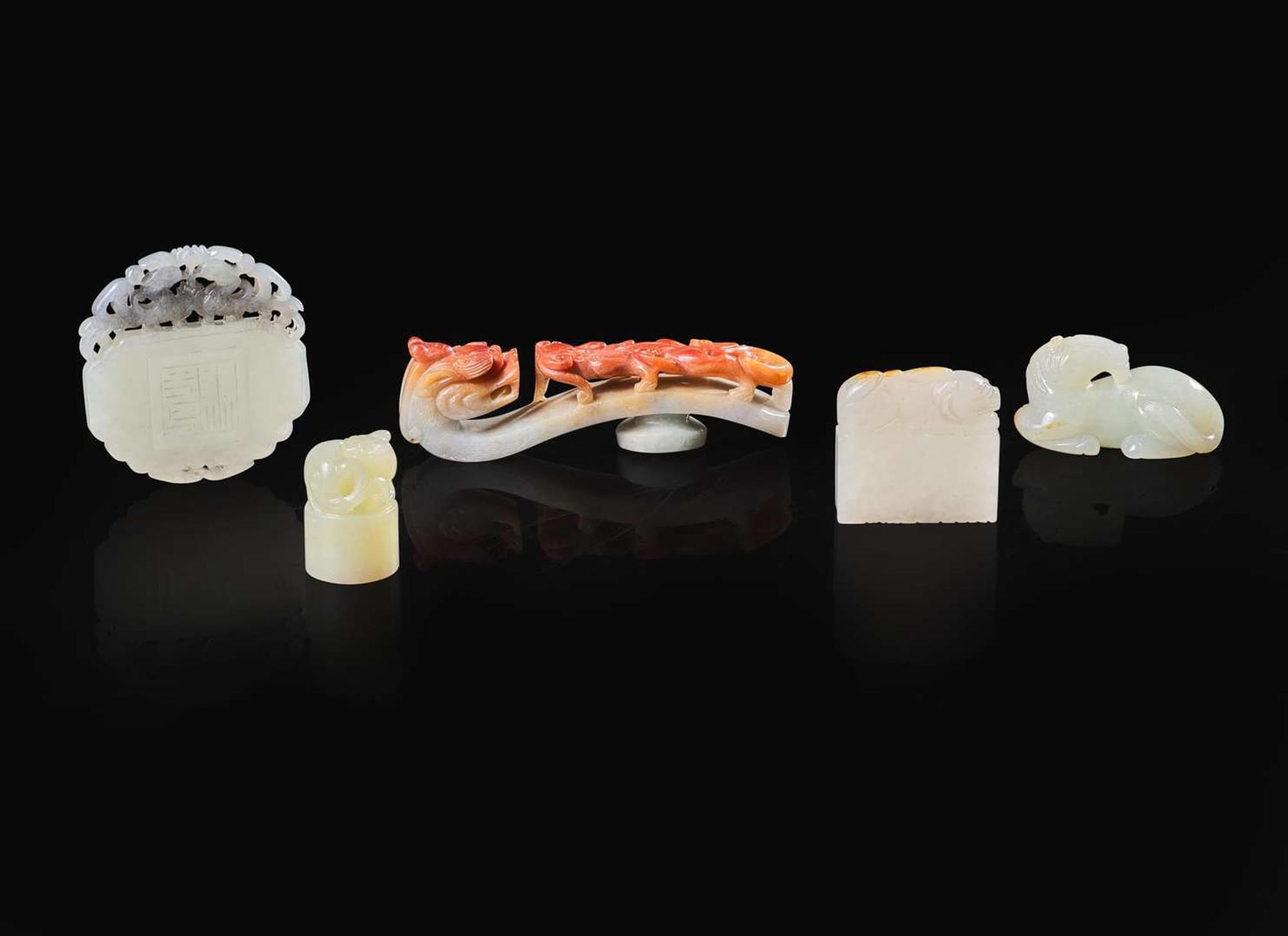 Five Chinese jade and jadeite carvings 玉雕一組五件