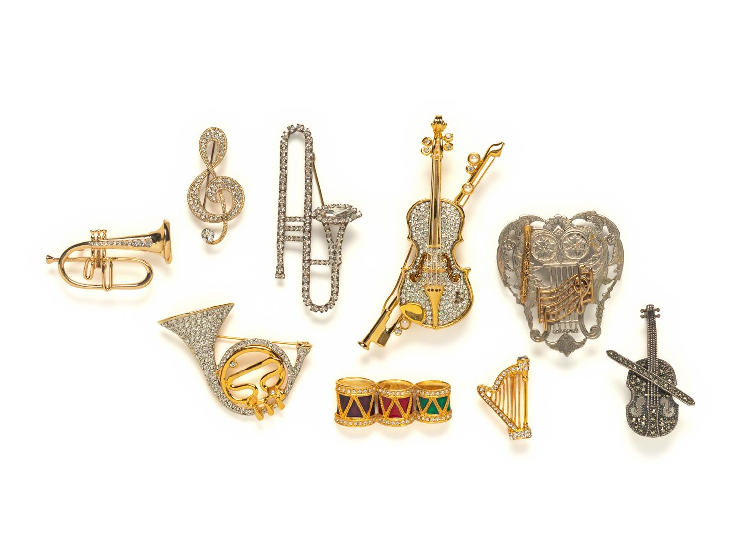COLLECTION OF MUSICAL INSTRUMENT AND MUSIC THEMED COSTUME JEWELRY PINS