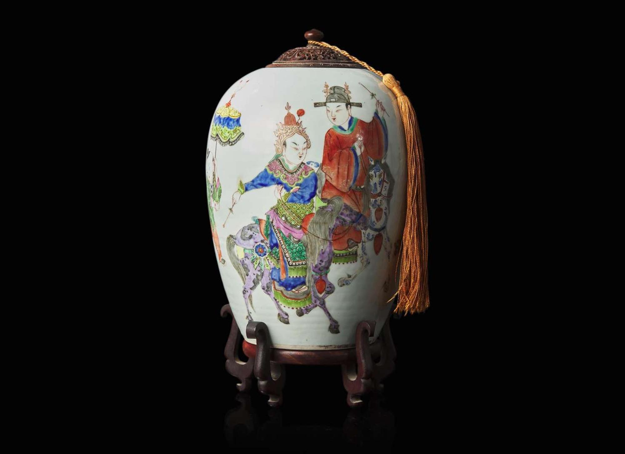 A Chinese famile rose ovoid vase, Late 19th / early 20th century 粉彩人物蓋罐帶底座 十九世紀末至二十世紀初