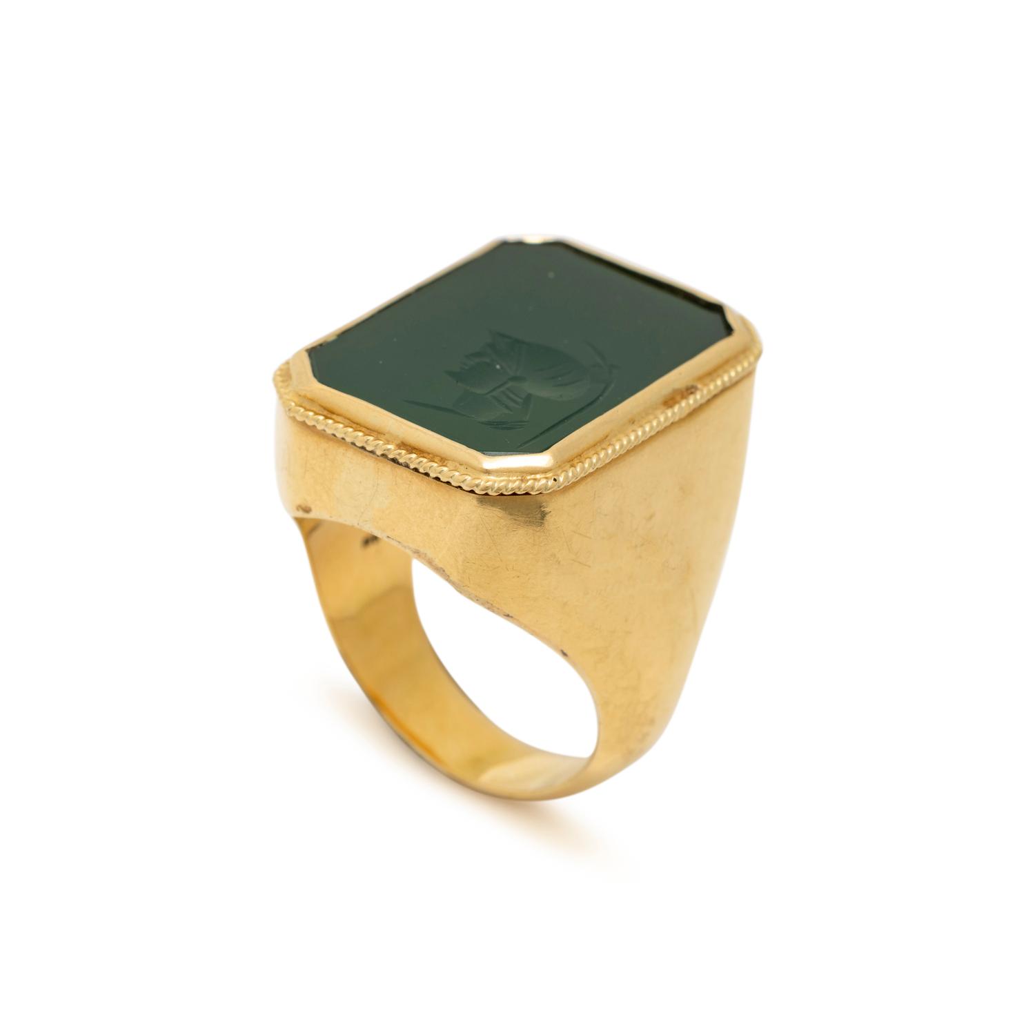 YELLOW GOLD AND GREEN CHALCEDONY INTAGLIO RING