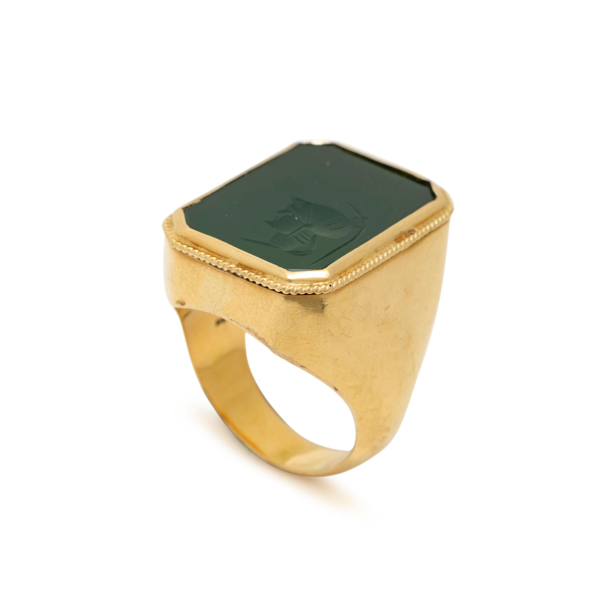 YELLOW GOLD AND GREEN CHALCEDONY INTAGLIO RING
