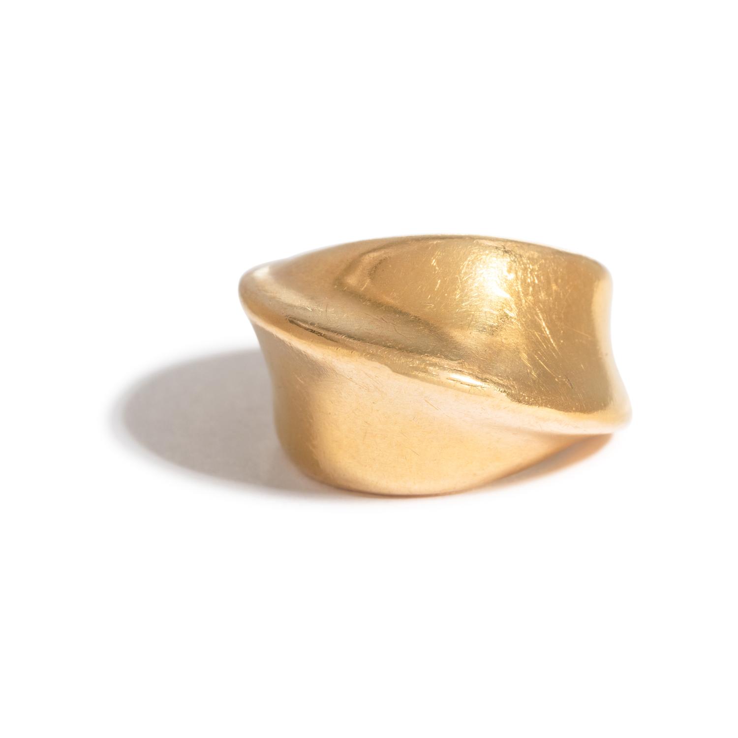 ANGELA CUMMINGS, YELLOW GOLD RING
