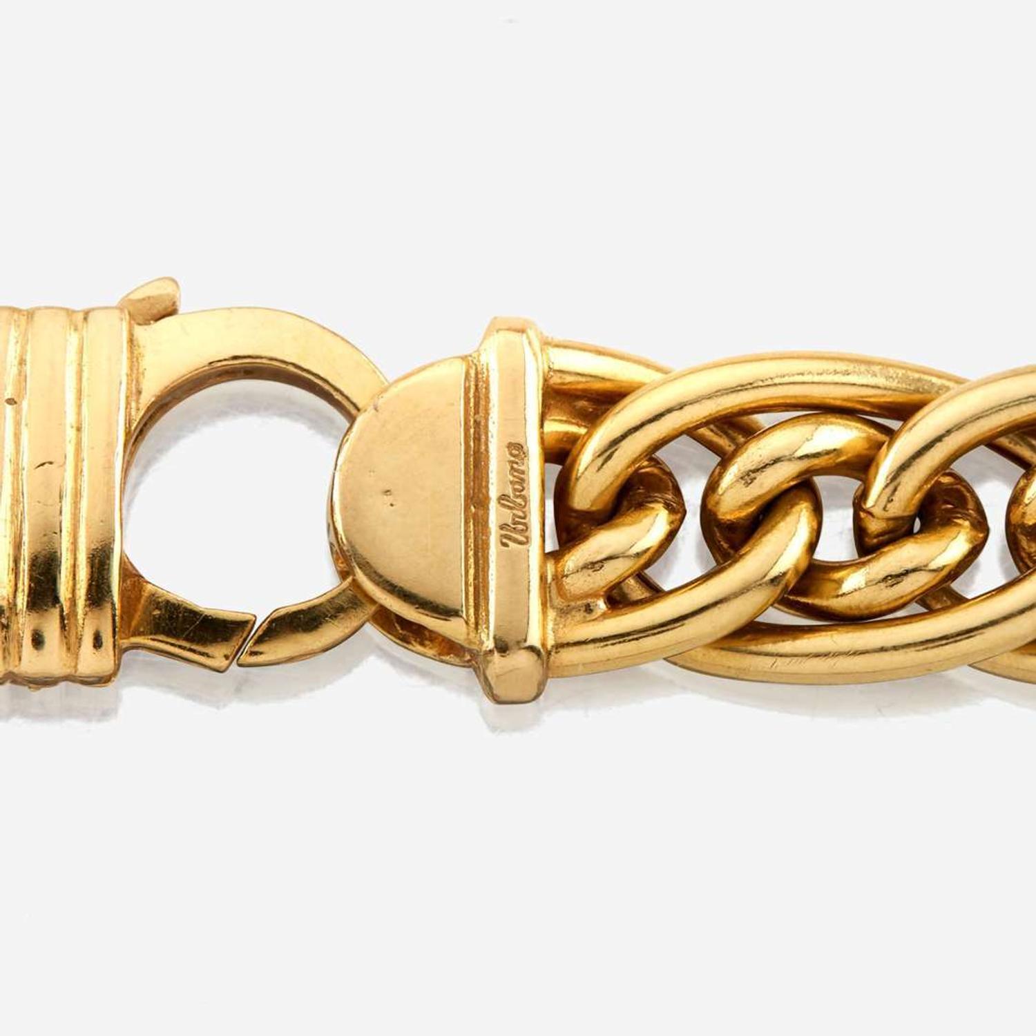 A gold necklace, Urbano