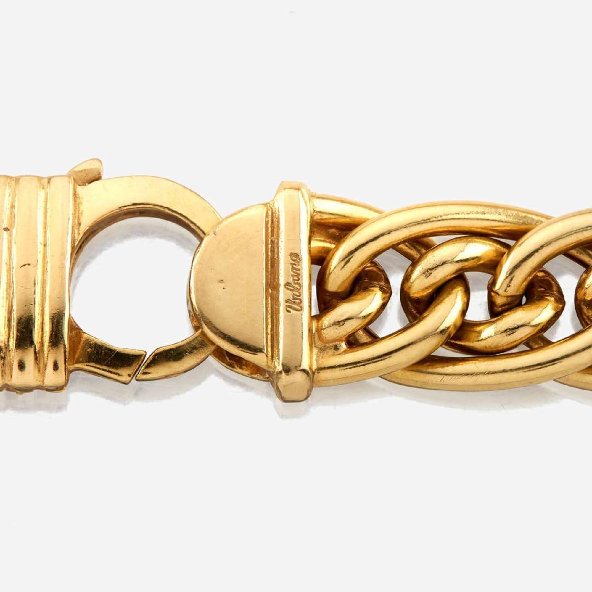 A gold necklace, Urbano