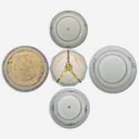 Five Imari pattern and clobbered Chinese export porcelain dishes 外銷瓷及日本風格瓷器一組五件 18th to early 19th century ????????
