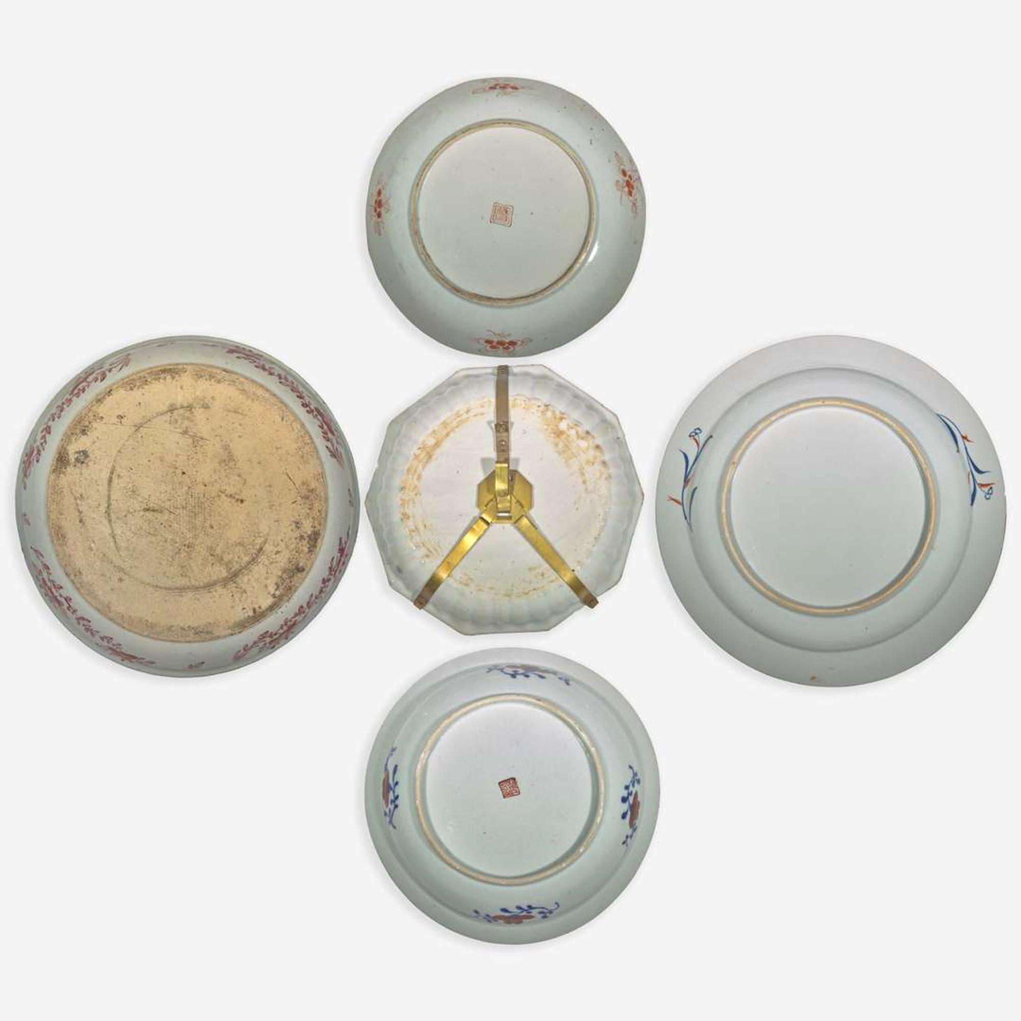 Five Imari pattern and clobbered Chinese export porcelain dishes 外銷瓷及日本風格瓷器一組五件 18th to early 19th century ????????