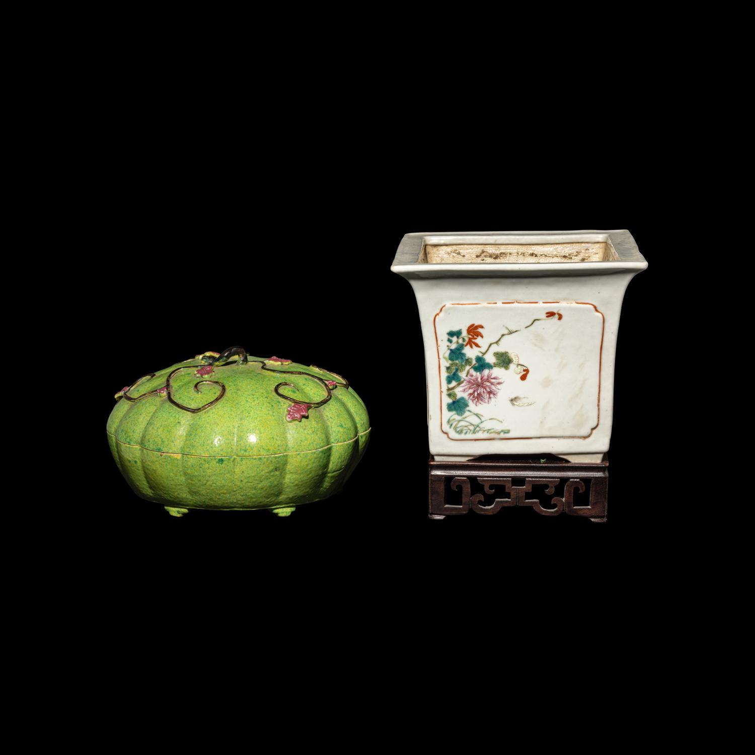 A Chinese Green Ground Famille Rose Porcelain Covered Box and a Famille Rose Planter, Late Qing Dynasty-Early Republic Period 晚清-民國 粉彩四方花盆及綠地瓜棱紋捧盒
