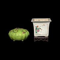 A Chinese Green Ground Famille Rose Porcelain Covered Box and a Famille Rose Planter, Late Qing Dynasty-Early Republic Period 晚清-民國 粉彩四方花盆及綠地瓜棱紋捧盒