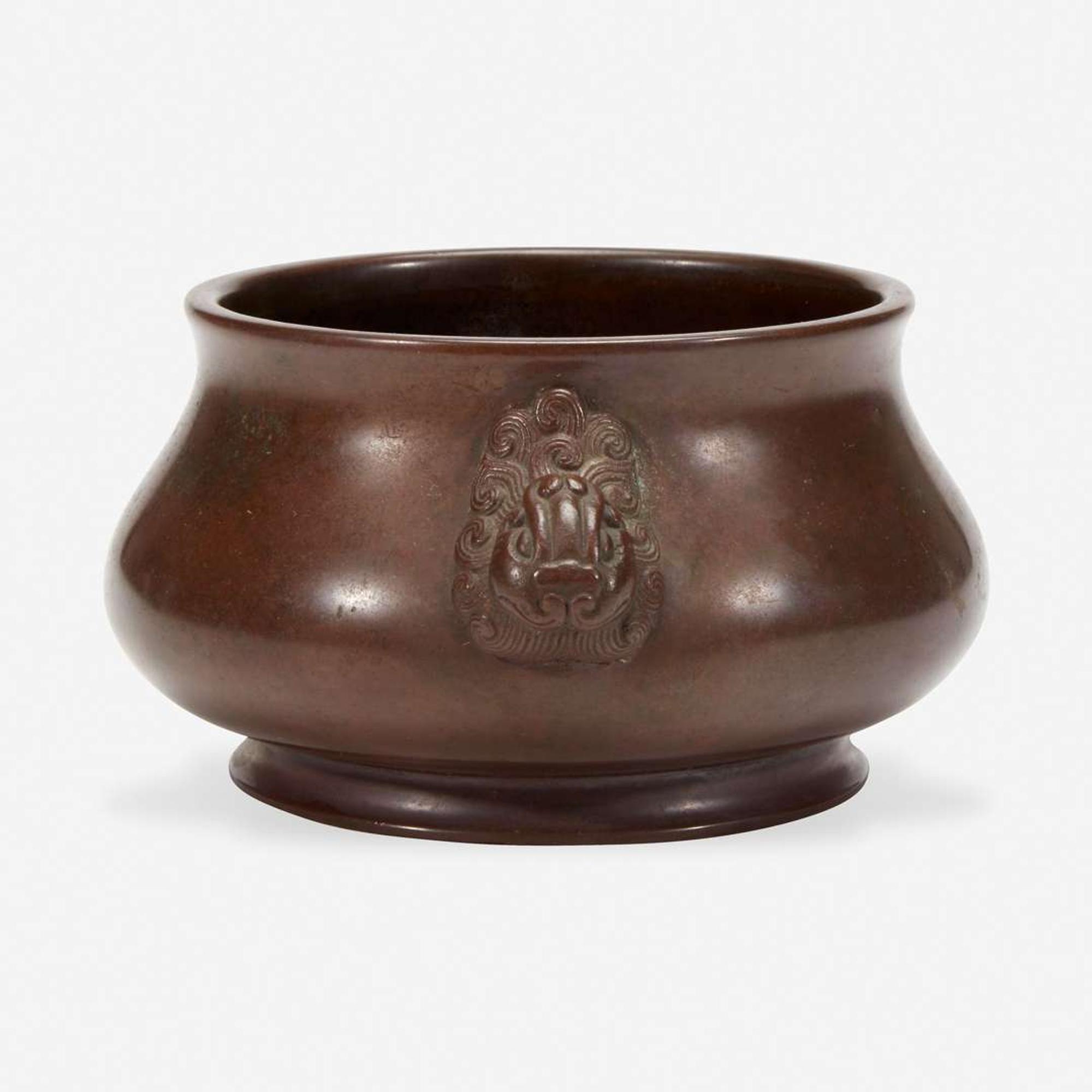 A Chinese patinated bronze circular censer 铜香炉