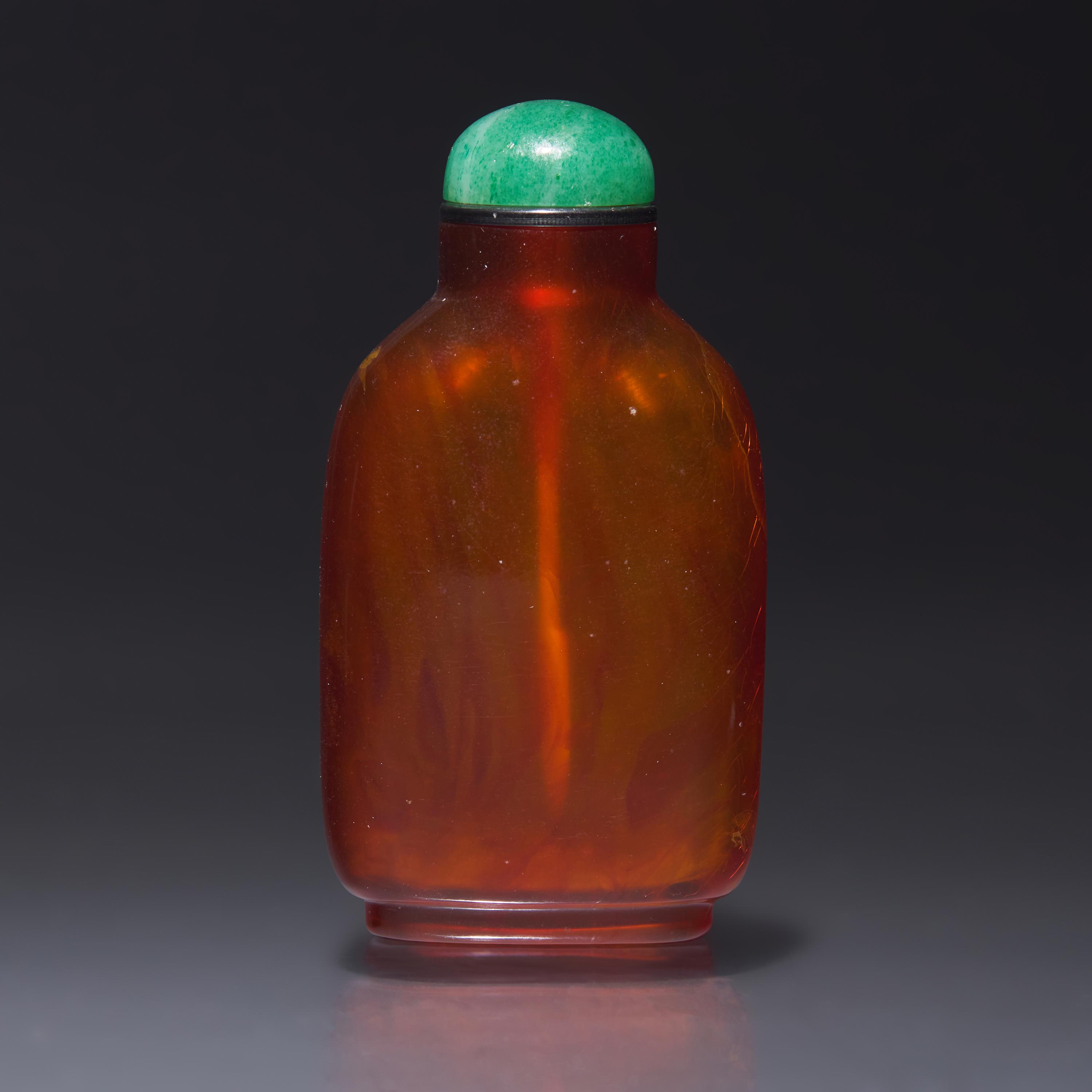 A Chinese Striated Amber Snuff Bottle, Qing Dynasty, Early 19th Century — 清中期 琥珀天然紋鼻煙壺